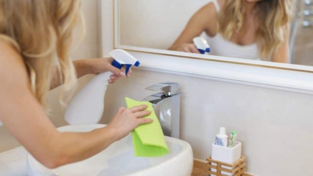 Καθάρισε τα πιο δύσκολα και απαιτητικά σημεία του μπάνιου χωρίς κόπο