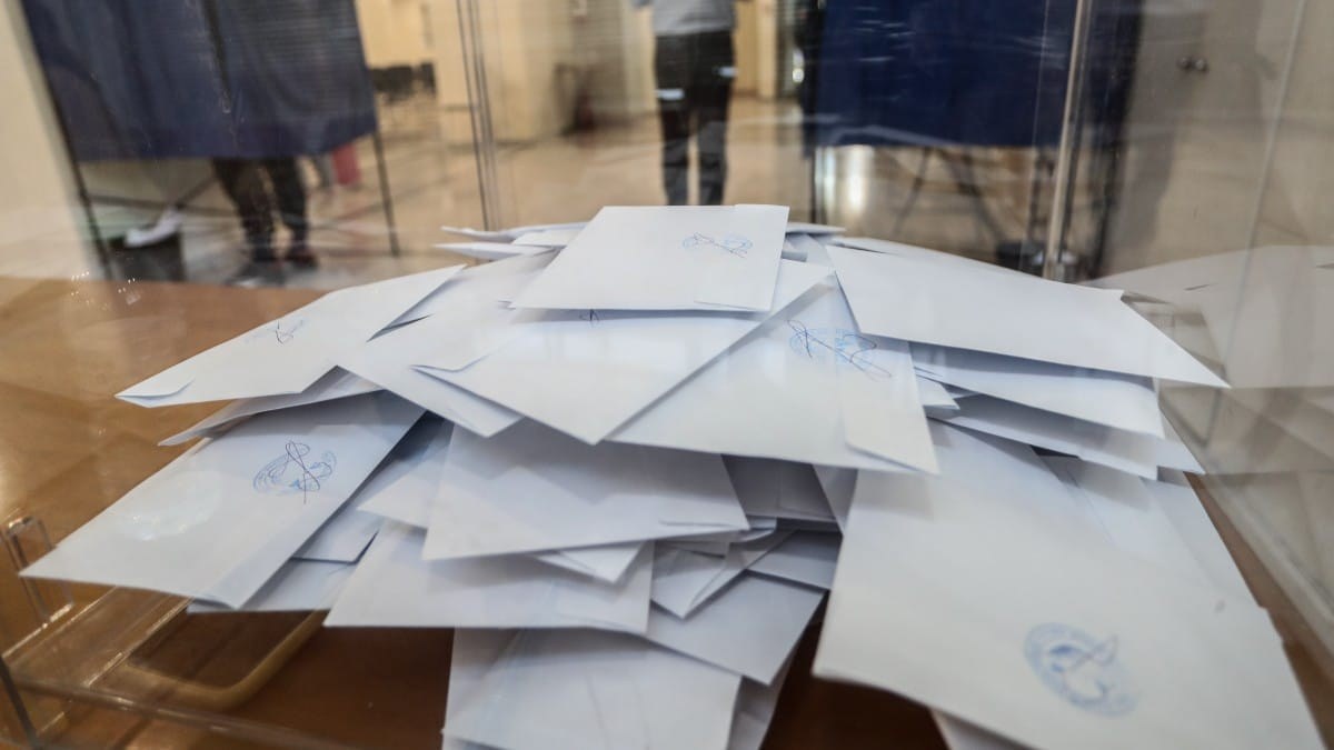 Δημοσκόπηση MRB: «Κατρακύλα» για ΝΔ και ΣΥΡΙΖΑ στην πρόθεση ψήφου – «Ντέρμπι» στο ΠΑΣΟΚ