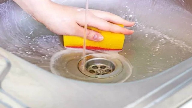 Από μηχανής θεός το κόλπο για το καθάρισμα του νεροχύτη: Αυτό είναι το προϊόν που κάνει θαύματα