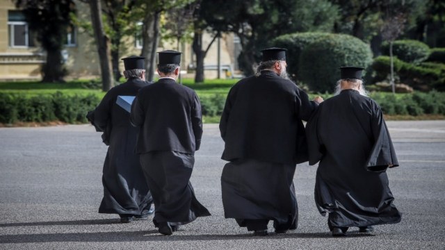 Το τερμάτισε: Χειροπέδες σε ιερέα γιατί απείλησε την πρεσβυτέρα του – Μαγείρευε κιμά το βράδυ, τον πέταξε από το μπαλκόνι και χίμηξε κατά πάνω της