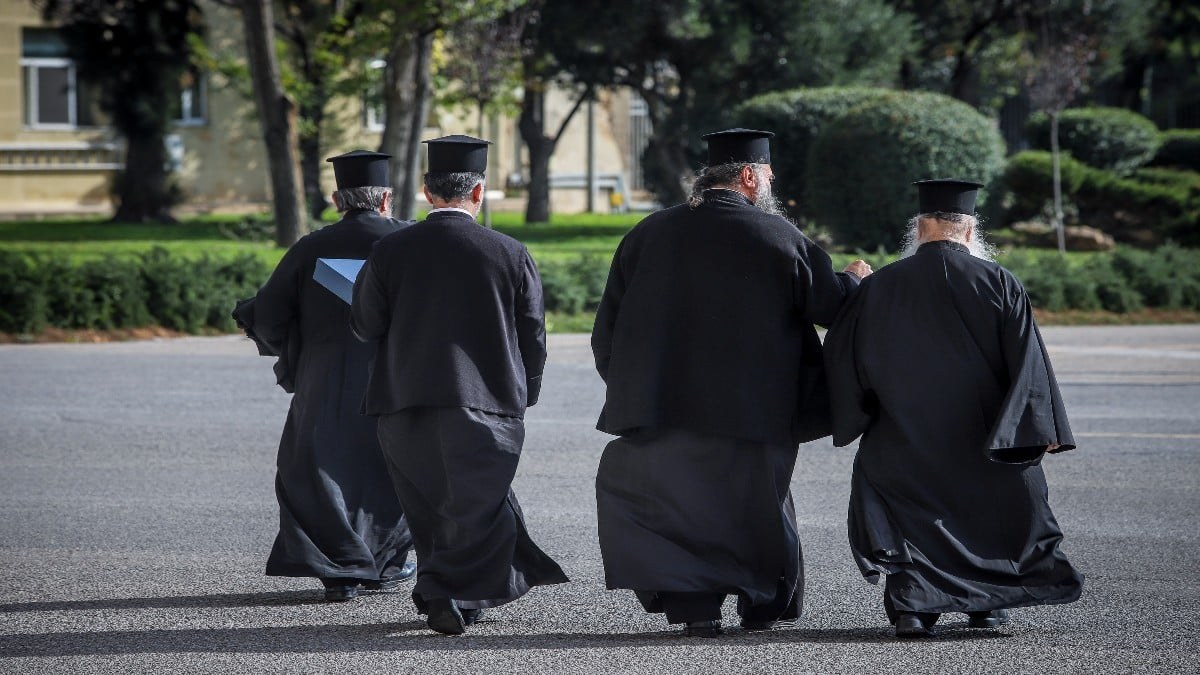 Το τερμάτισε: Χειροπέδες σε ιερέα γιατί απείλησε την πρεσβυτέρα του – Μαγείρευε κιμά το βράδυ, τον πέταξε από το μπαλκόνι και χίμηξε κατά πάνω της