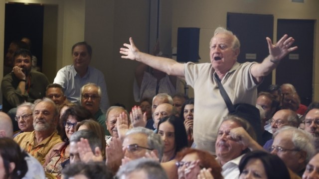 Σε ρόλο ανιματέρ ο πατέρας του Στέφανου Κασσελάκη στην ΚΕ του ΣΥΡΙΖΑ: Δίνει το σύνθημα για επευφημίες στον γιο του
