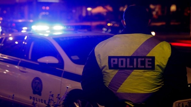 Θρίλερ στο Παλαίο Φάληρο: «Ποιος είναι ο Γιώργος;» φώναξαν και επιτέθηκαν οι 3 κουκουλοφόροι σε προάυλιο σχολείου – 2 παιδιά τραυματισμένα