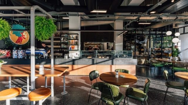 Roasting Warehouse Athens: O πεζόδρομος της Ντελακρουά γράφει ιστορία στον καφέ – Το ιδανικό στέκι για εκλεκτό brunch