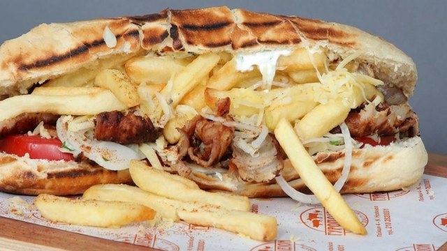 Η φεγγαρόπιτα «τέρας» με τα 7 υλικά που θα σε κάνει να «σκάσεις» – Βρήκαμε ένα από τα καλύτερα «βρώμικα» της Αθήνας