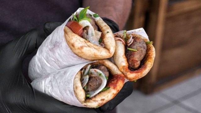Σουβλάκι για λίγους: Μεγάλη η αύξηση της τιμής –  Μειωμένες παραγγελίες και κατανάλωση