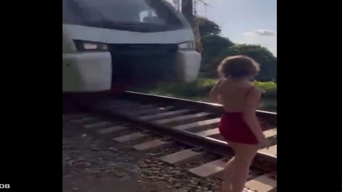Σοκαριστικό video: Γυναίκα στέκεται δίπλα στις σιδηροδρομικές γραμμές για να βγάλει φωτογραφία και τη χτυπάει τραίνο