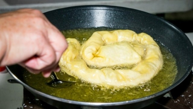 Δύο κινήσεις αρκούν: Λαχταριστή τυρόπιτα – Έτοιμη σε 10 λεπτά