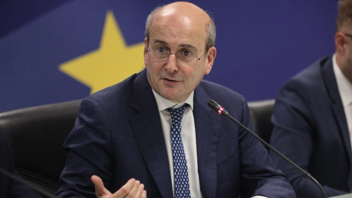 «Η Ελλάδα θα ανέβει πολλά σκαλιά έως το 2028»: Το πλάνο για την ανάπτυξη και την αύξηση του κατώτατου μισθού