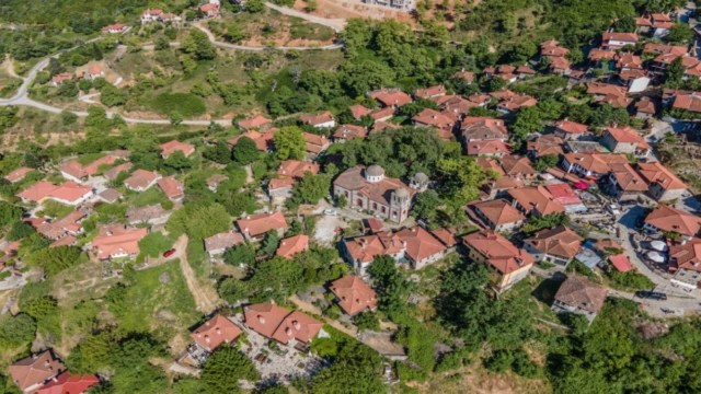 Ένα παραμυθένιο χωριό κάτω από τη «κρυφή ματιά των Θεών»: Φυσικό καλλιτεχνικό ορμητήριο