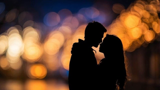 «Αγόρια ανοίξτε τα μάτια σας»: Σημάδια ότι θέλει σοβαρή σχέση μαζί σας