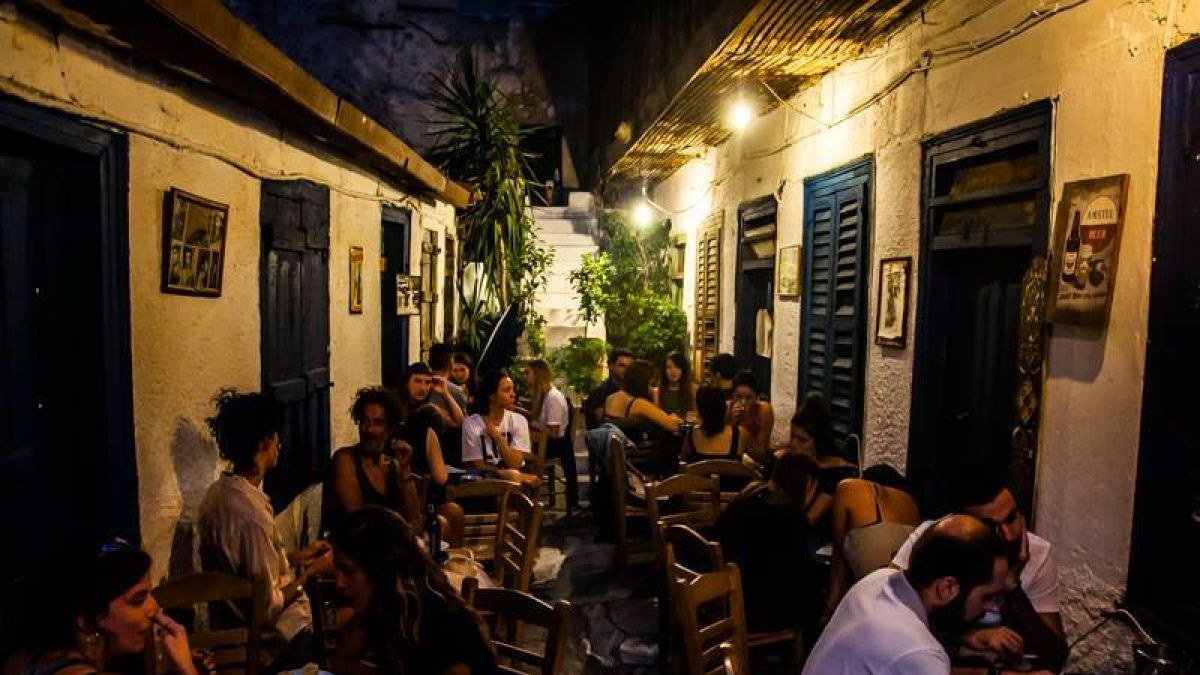 Αυλή στου Ψυρρή: Ένα μεζεδοπωλείο που θυμίζει την παλιά Αθήνα – Ιδανική επιλογή για εσάς και την παρέα σας