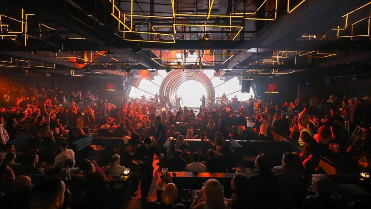 Λ. Βουλιαγμένης: Οριστικό λουκέτο στο «Club 22» – Ανακοινώσεις Δούκα για το μαγαζί που σέρβισε αλκοόλ με μαθητές (video)