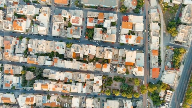 Το μεγάλο δίλημμα για όσους αναζητούν κατοικία: Η εκτόξευση των ενοικίων µειώνει την απόσταση δόσης – µισθώµατος