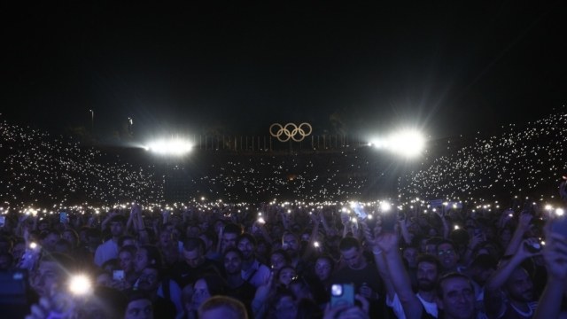 Ένα στόμα μια φωνή στο Καλλιμάρμαρο για τη συναυλία των Τεμπών: «Μητσοτάκη γαμιε@@@» (video)