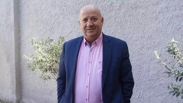 Ράγισαν τα πατώματα από τον Θανάση Κατερινόπουλο: Χόρεψε το πιο βαρύ ζεϊμπέκικο στον γάμο του κουμπάρου του, Πέτρου Κουσουλού (video)