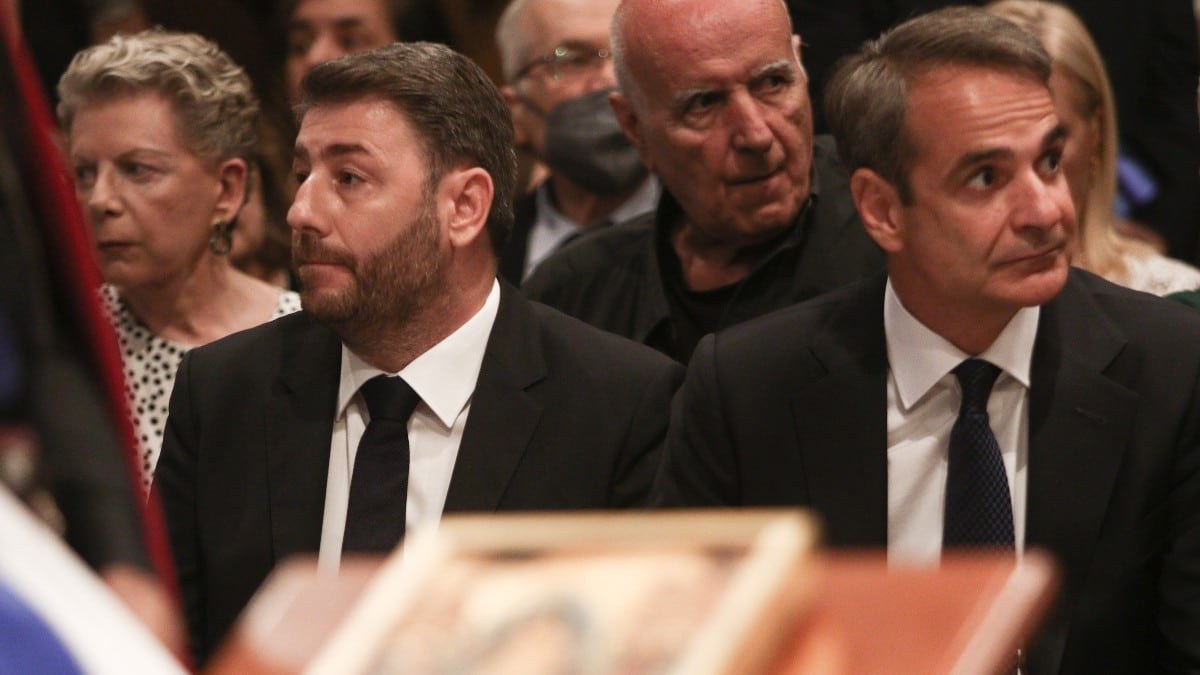 Και ο Μητσοτάκης… παρακολουθεί: Η στρατηγική της κυβέρνησης ανάλογα με το ποιος θα αναδειχθεί πρόεδρος του ΠΑΣΟΚ