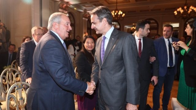 «Ψήνεται» συνάντηση για να «σβήσει η φωτιά»: Ανακωχή ανάμεσα σε Μητσοτάκη και Καραμανλή;