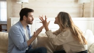Αν ο σύντροφος σου κάνει αυτά τα 3 πράγματα ΕΞΑΦΑΝΙΣΟΥ !