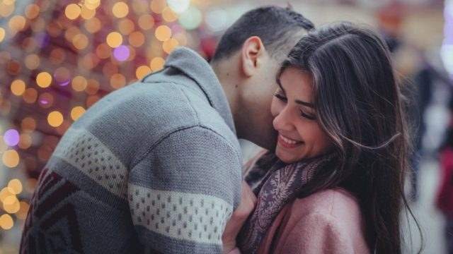 Μην κάθεσαι και σκας: Αυτοί είναι 9+1 τρόποι για να καταλάβεις αν ένας άντρας έχει «κολλήσει» μαζί σου