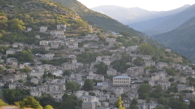 Ταξίδι στο πέτρινο χωριό των Ιωαννίνων: «Γατζωμένο» στην αγκαλιά του όρους Λάκμου