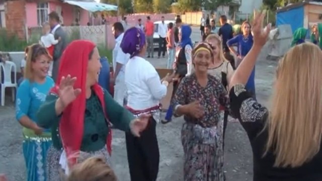 Το πιο τρελό πάρτι με τσιφτετέλι που έγινε ποτέ: «Ξεσήκωσε» άπαντες με πάνω από 6,4 εκατ. προβολές!