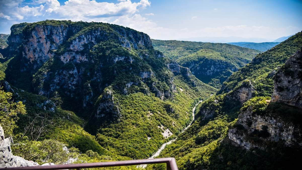 Το στολίδι πίσω από το φαράγγι του Βίκου: Ένα χωριό που κλέβει τις εντυπώσεις