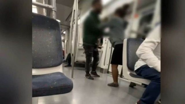 Σοκ μέσα σε βαγόνι του Μετρό: Ζευγάρι πλακώθηκε στο ξύλο μπροστά στο παιδί τους! (video)