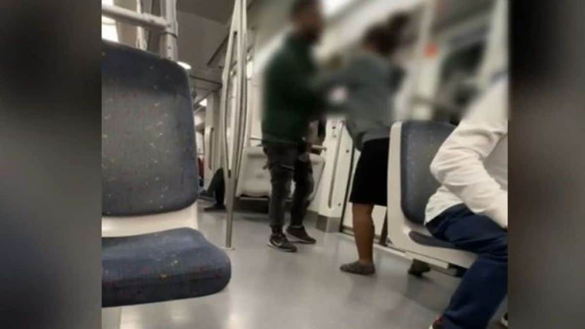 Σοκ μέσα σε βαγόνι του Μετρό: Ζευγάρι πλακώθηκε στο ξύλο μπροστά στο παιδί τους! (video)