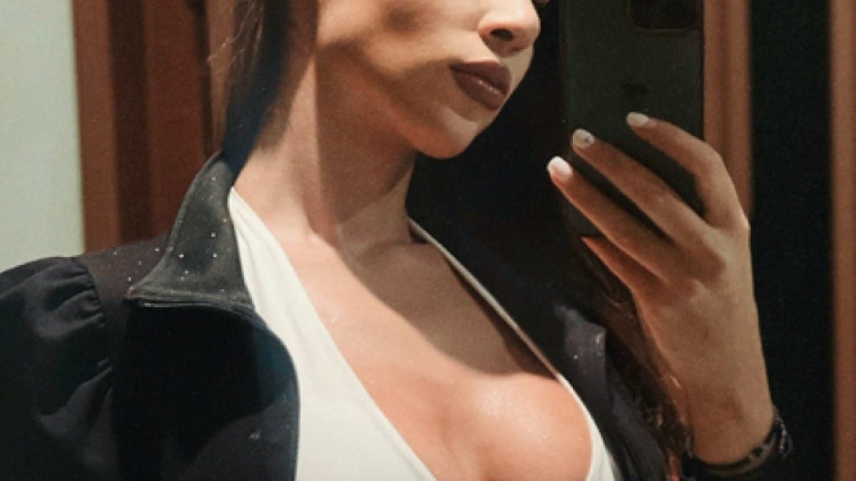 Αποκαλυπτική selfie στον καθρέφτη ασανσέρ από Ελληνίδα τραγουδίστρια (ΦΩΤΟ)