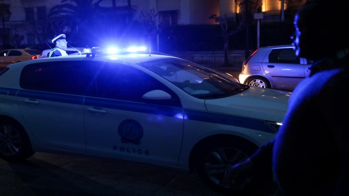 Τρίκαλα: Οδηγός παραβίασε STOP και εμβόλισε περιπολικό