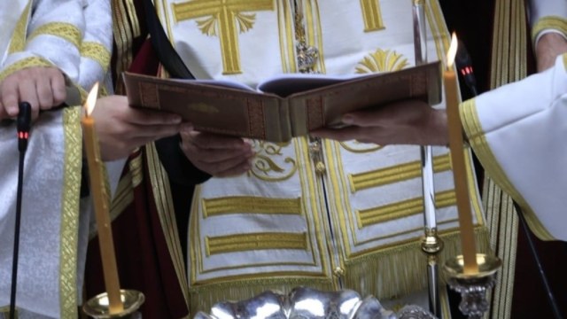 Για γέλια και για κλάματα: Ιερέας στη Δάφνη τα «έβαλε» με γυναίκα που στόλιζε για τα Χριστούγεννα
