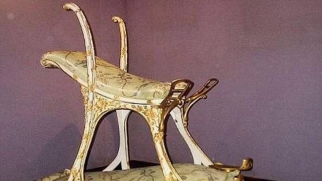 Η «καρέκλα του έρωτα»: Μια ειδική κατασκευή για τον Βρετανό βασιλιά, ώστε να ικανοποιεί τις σeξουαλικές του ορέξεις