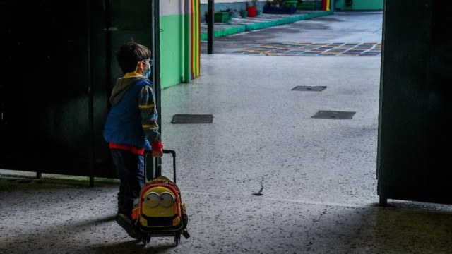 «Είμαι πολύ χάλια, δεν έχω σταματήσει να κλαίω» – Απαρηγόρητη η νηπιαγωγός που έδωσε λάθος παιδί σε παππού