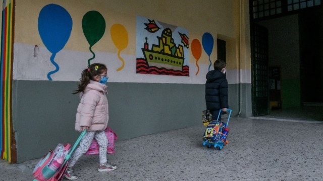 Απίστευτο γεγονός: Νηπιαγωγός έδωσε λάθος παιδί σε παππού και αυτός…