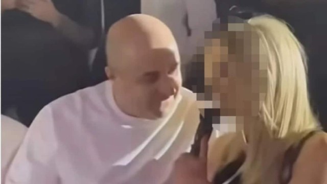 Στα μπουζούκια δίπλα σε εντυπωσιακή ξανθιά ο Σεφερλής – Δεν είναι η Τσαβαλιά (Vid)