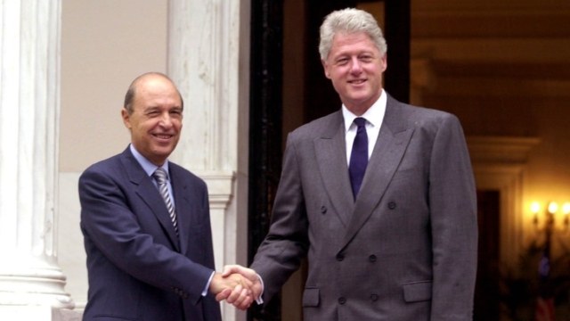 19 Νοεμβρίου 1999: Η ιστορική επίσκεψη του Μπιλ Κλίντον στην Αθήνα – Η θερμή υποδοχή από τον Κώστα Σημίτη! 