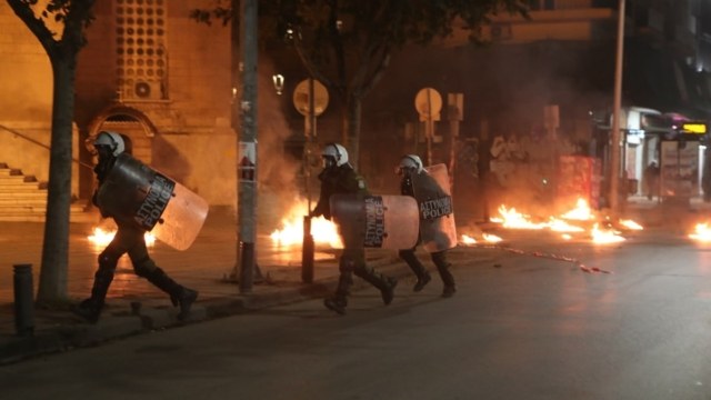 Μολότοφ εναντίον των ΜΑΤ έξω από το τουρκικό προξενείο της Θεσσαλονίκης