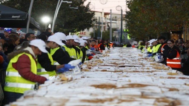 Έτοιμο για το ρεκόρ Γκίνες το Περιστέρι – Έφτιαξαν βασιλόπιτα που ζυγίζει 10 τόνους