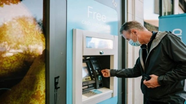 Αλλάζουν όλα στις τράπεζες: Τέλος οι χρεώσεις για πληρωμές, πλαφόν €0,5 για εμβάσματα έως 5.000 ευρώ, μεταβολές στις προπληρωμένες κάρτες