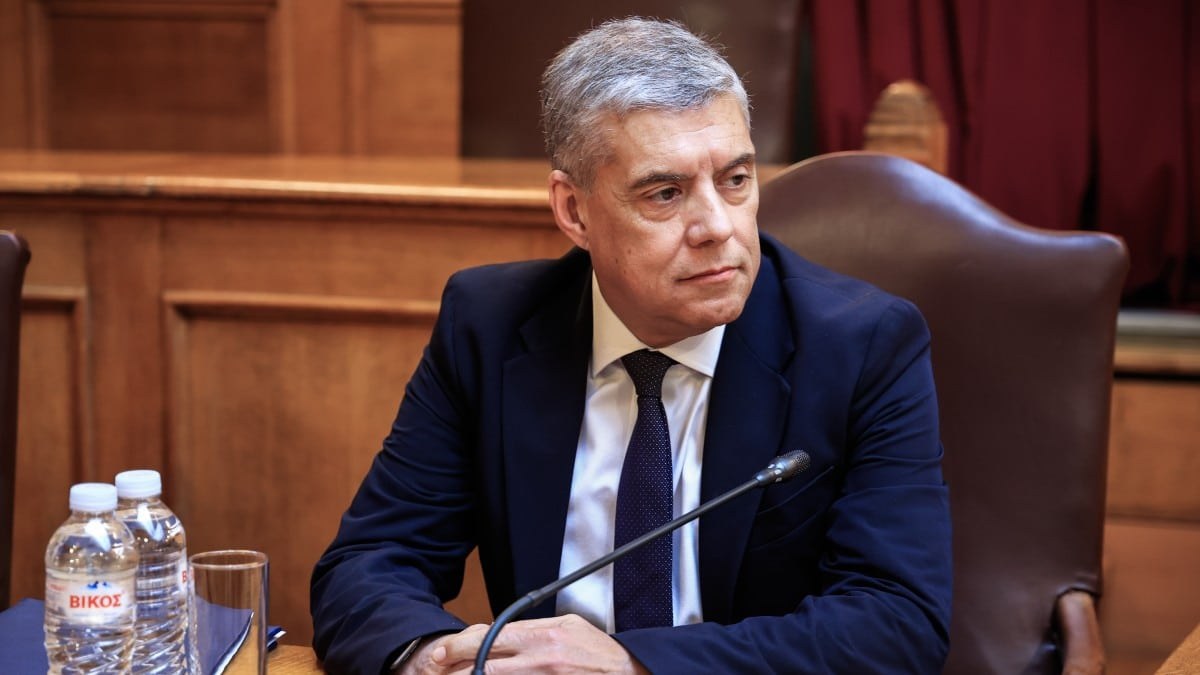 Στο νοσοκομείο ο Κώστας Αγοραστός – Δέχτηκε επίθεση από συγγενείς θυμάτων των Τεμπών