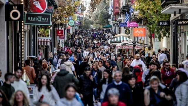 Κορύφωση της εμπορικής κίνσης: Ανοιχτά σήμερα (22/12) τα μαγαζιά, τα πολυκαταστήματα και τα σούπερ μάρκετ – Επί τω έργω και το «καλάθι του Άη Βασίλη»