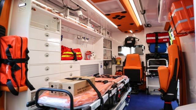 Μέγαρα: Άνδρας ανασύρθηκε χωρίς τις αισθήσεις του έπειτα από φωτιά που ξέσπασε σε ισόγειο διαμέρισμα