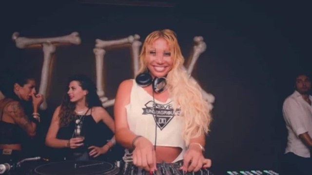 Καλύβια: Η DJ Mikaela,  οι αστυνομικοί σε «θέση» security, η μεγάλη ποσότητα ναρκωτικών σε κοινή θέα και το μεγάλο χρηματικό ποσό