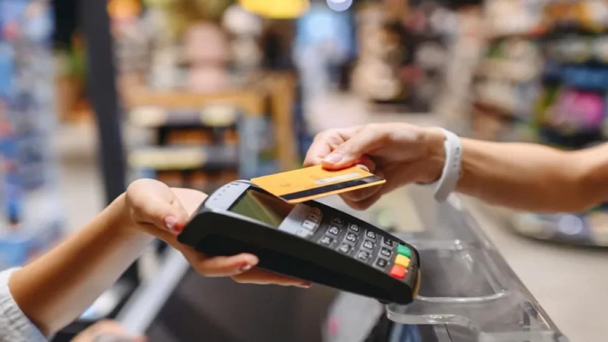 Οι Έλληνες δεν αποχωρίζονται τα μετρητά: Απλησίαστες οι ηλεκτρονικές πληρωμές – Τι αποκάλυψε έρευνα για τις… περίεργες συνήθειες