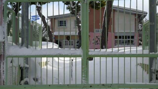 Συνεχίζεται η επέλαση της κακοκαιρίας Bora: Πού θα παραμείνουν κλειστά τα σχολεία