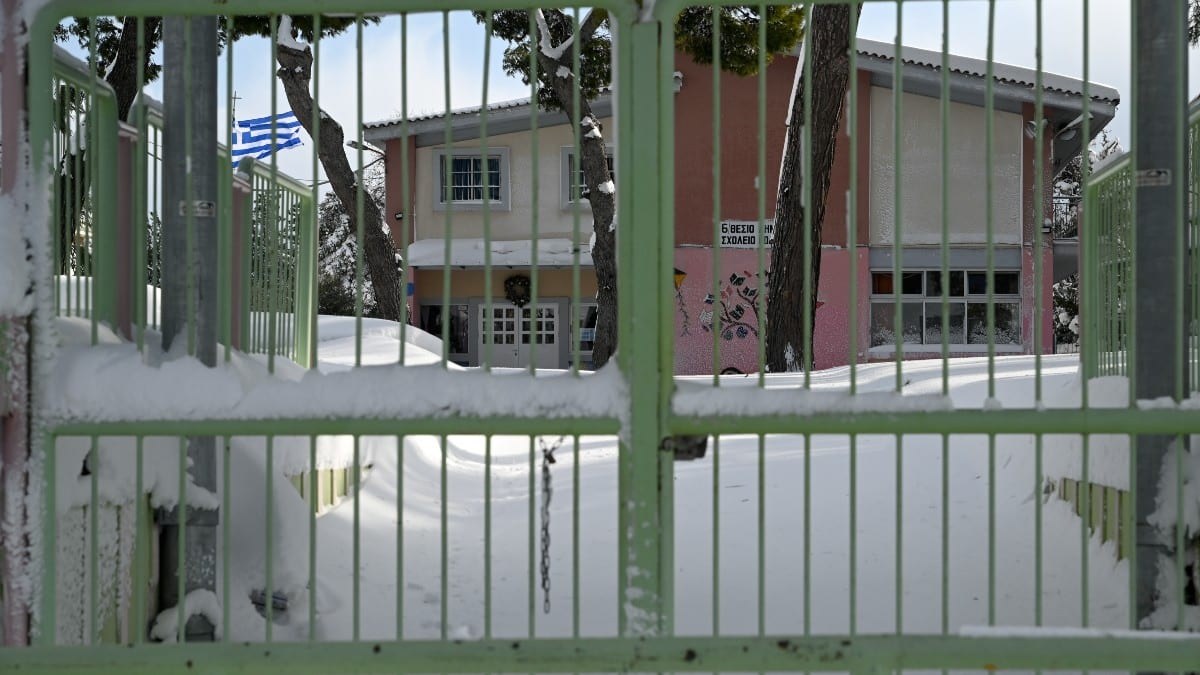 Συνεχίζεται η επέλαση της κακοκαιρίας Bora: Πού θα παραμείνουν κλειστά τα σχολεία