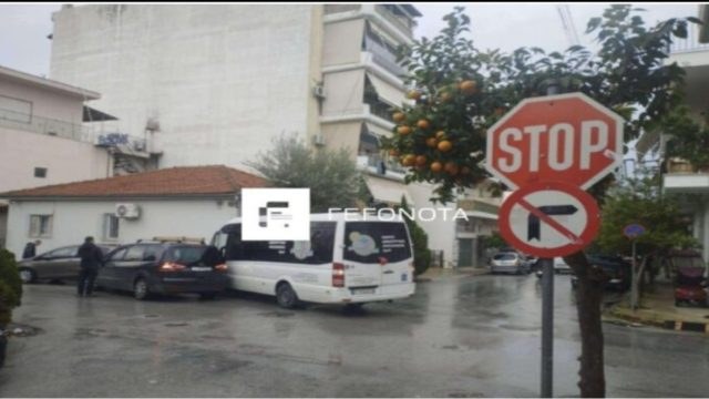 Τραγικό! Λεωφορείο μεταφοράς ΑΜΕΑ έπεσε σε σπίτι γιατί ο οδηγός μιλούσε στο τηλέφωνο