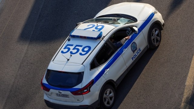Αιματηρή επίθεση σε ανήλικους στο Μαρούσι: Η στιγμή που 15χρονος μαχαιρωμένος ζητάει βοήθεια σε κατάστημα (video)