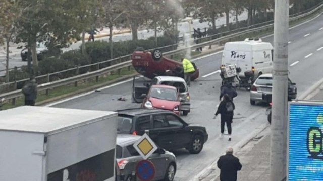 Σοβαρό τροχαίο στη Μεσογείων: Καραμπόλα τεσσάρων οχημάτων – Ένας τραυματίας, αναποδογύρισε αυτοκίνητο